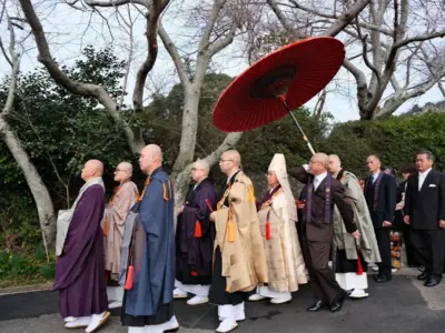 新住職、厳かな晋山式で寺へ。御詠歌隊や稚児に導かれ、大傘のもと山門をくぐる【長崎県壱岐市】
