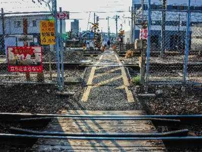「世界に類を見ない軽便鉄道！」日本唯一の軽便規格、狭軌、標準軌をまたぐ踏切が存在！【三重県桑名市】