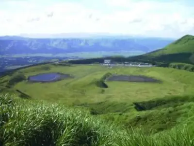 1970大阪万博「太陽の塔」のモチーフのヒント？命が噴き上がる阿蘇草千里【熊本県阿蘇市】