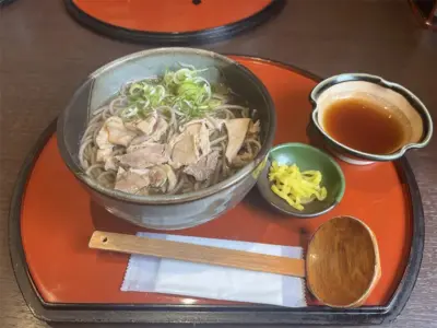 疲れたからだと心をいやす冷〜たい肉そば「そば処ひふみ」【山形県寒河江市】