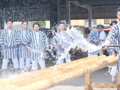 山笠を前に「棒洗い」神事。舁き棒を海水で清め、壱岐郷ノ浦祇園に夏が来る【長崎県壱岐市】