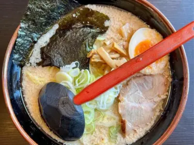 「食材は安くていいものを」店主がこだわり抜いたコスパ最強のラーメン。とんこつらーめんこう路【山形県東根市】