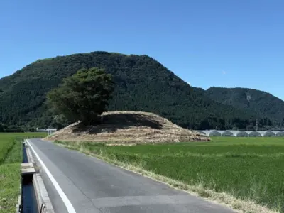 田んぼの中にぽつんと古代が浮かぶ、中通古墳群「車塚1号墳」【熊本県阿蘇市】