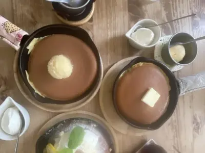 まるで雲を食べているよう？！ふわふわ・種類豊富で、ぐりとぐらに出てきそうなパンケーキ「ミツバチガーデンカフェ」【山形県山形市】