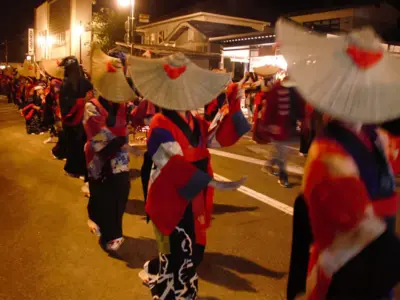 700年、亡者と生者がともに踊り続けてきた日本三大盆踊り、西馬音内の夜の色と音【秋田県羽後町】