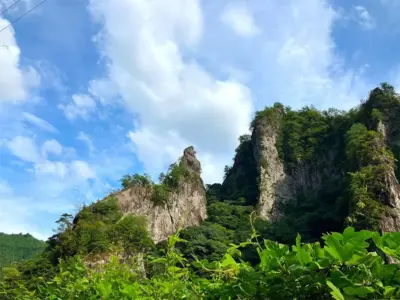 上を見て光線を吐く直前？！「ゴジラ岩」八女市にあらわる【福岡県八女市】