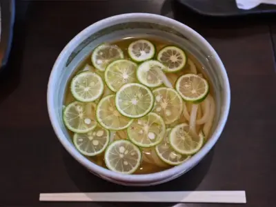 徳島産のすだちと讃岐うどんによる夏の絶品「すだちひやひや」【香川県三豊市】