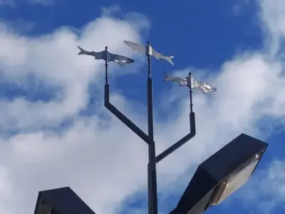 風見鶏ならぬ「風見鮎」？寒風にカラカラと回り、行き交う町民を見守る鮎たち。【宮城県加美町】