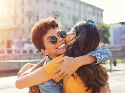 なぜ挨拶は文化ごとに違うのか？人と人の距離を整える挨拶の知恵