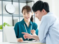 20代で投資すべきは資格より「愛嬌」？長期キャリアを支える無形資産