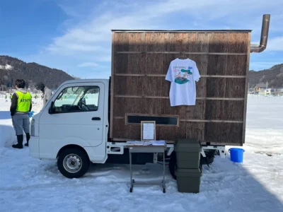雪で整う！移動式軽トラサウナが雪原に現れた【秋田県湯沢市】