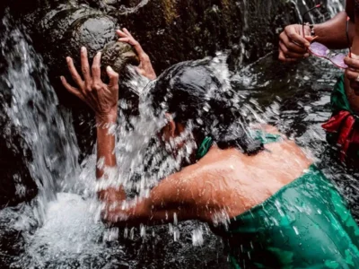 聖水を顔面に水圧強で！ 1000年以上続くティルタ・エンプル寺院で身も心も浄化体験【インドネシア・タンパクシリン】