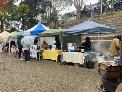 「コミュニティの種火」のあたたかさが吹雪の聖域に灯る—森山神社朝市【神奈川県葉山町】