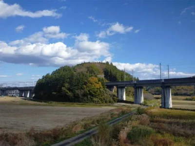 新幹線が中世遺跡を貫く！？田園にぽつんと、おむすびのような山が見える「舘トンネル」の風景【宮城県白石市】