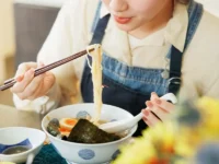 ひとりで食べる幸福論 — 孤独じゃなく、自分時間の使い方