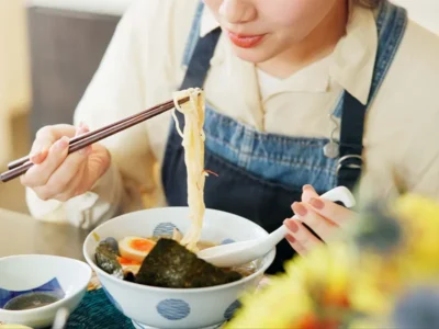 ひとりで食べる幸福論 — 孤独じゃなく、自分時間の使い方