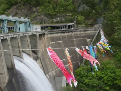日本唯一のダブルアーチ式ダムを初夏の風物詩・こいのぼりが彩る！【宮城県仙台市】