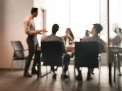 会議を減らした企業と増やした企業、生産性の差はどこに生まれたのか