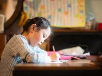 ご褒美が子どものやる気を壊す日——アンダーマイニング効果と内発的動機の話