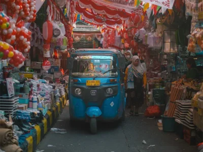 インドネシア独立記念日を迎え、赤と白に染まる一本道。ジャティヌガラ市場【インドネシア・ジャカルタ】