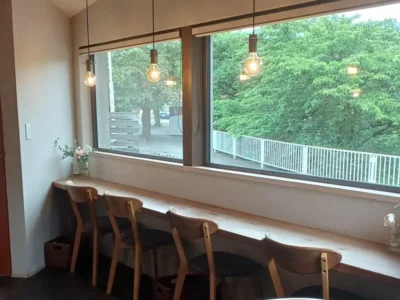 こだわりは「川沿いの桜並木と山形県産の季節のスイーツ」景色と季節が味わえるhana cafe【山形県山形市】