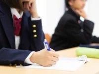 学校教育に政治的中立性はなぜ必要？生徒の「考える自由」との関係