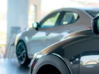 なぜ自動車ディーラーは減っている？販売店再編の裏側にある企業戦略